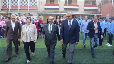 محافظ القليوبية يشهد طابور الصباح ويكرم عاملة متميزة بالثانوية بنات