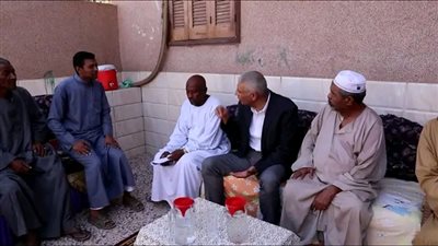 محافظ أسوان يشرب من مياه الحنفية وسط أهالي قرية أبو الريش