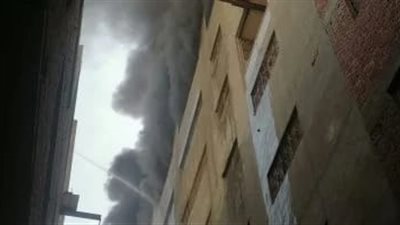 السيطرة الكاملة على حريق ضخم في مصنع ملابس بشبرا الخيمة دون إصابات
