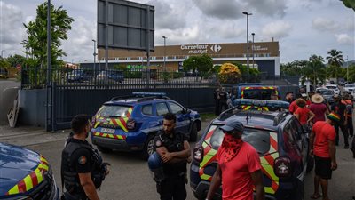 فرنسا ترسل قوة مكافحة شغب إلى جزيرة مارتينيك مع تحدي الآلاف 