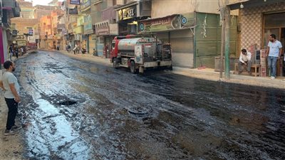 محافظ الغربية بدء رش طبقه mcoتمهيدا لفرد طبقه الاسفلت بشارع المتيت ببسيون 