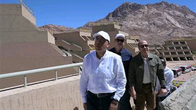 رئيس الوزراء يتفقد مشروع الفندق الجبلي المُطل على دير سانت كاترين وجبل التجلي