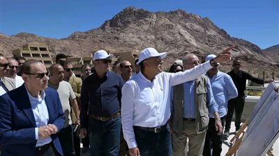 وزير الإسكان يستعرض مكونات مشروع التجلي الأعظم فوق أرض السلام