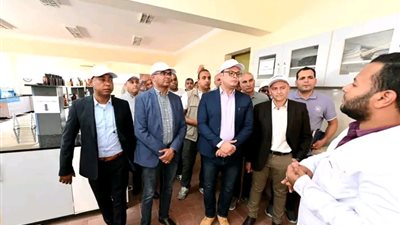 وزير الإسكان يتفقد سير العمل بمحطة تنقية مياه الشرب بمدينة أسوان الجديدة