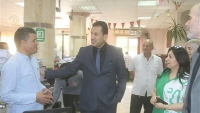 رئيس جهاز العاشر من رمضان يتابع سير إجراءات العمل بالمركز التكنولوجي لخدمة المواطنين 