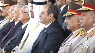 الرئيس السيسي ونظيره الإماراتي يشهدان عرضاً لقوات المشاة و المدفعية و الدفاع الجوى 