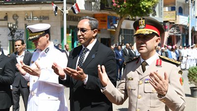 محافظ قنا يضع إكليلا من الزهور على النصب التذكاري لشهداء المحافظة