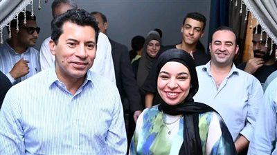 وزير الشباب والرياضة يزور أسرة محمد صلاح بمنزله
