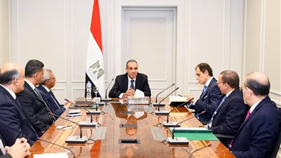 وزير الخارجية والهجرة يجتمع مع القيادات الجديدة لبحث تعزيز آليات العمل الدبلوماسي