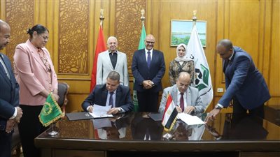 محافظ القليوبية يشهد توقيع عقد مع شركة نظافة خاصة بشبرا الخيمة والخصوص