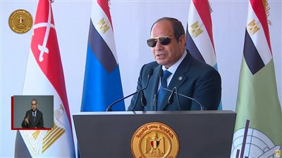 أسلحة ومعدات تصطف أمام الرئيس السيسي أثناء إجراءات تفتيش حرب الفرقة السادسة 