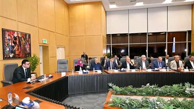 وزير الإسكان يتابع موقف تنفيذ وحدات 