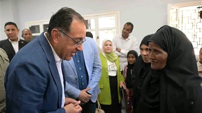 وسط الأهالي.. رئيس الوزراء يتفقد مجمع الخدمات الحكومية بقرية الشغب بإسنا