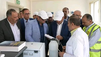 رئيس الوزراء يتفقد محطة مياه الشرب الجديدة بقرية الهنادي شرق إسنا.. ويتابع اختبار عينات المياه