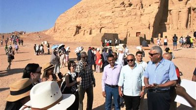 محافظ أسوان يشارك 4 آلاف سائح جولتهم داخل معبدي رمسيس الثانى بمدينة أبو سمبل السياحية 