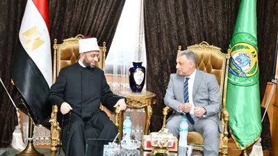 محافظ الإسماعيلية يهدي وزير الأوقاف درع المحافظة تقديرًا لجهوده العلمية والدعوية