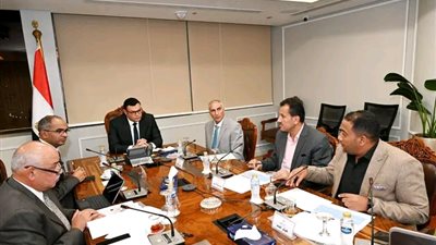 وزير الإسكان يتابع التوسعات الجارية بالصرف الصحي لاستيعاب زيادة الصرف الصناعى بالعاشر من رمضان 