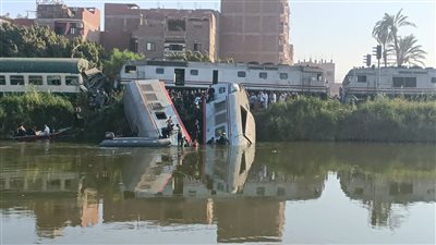 تصادم قطاران علي خط الصعيد بالمنيا 