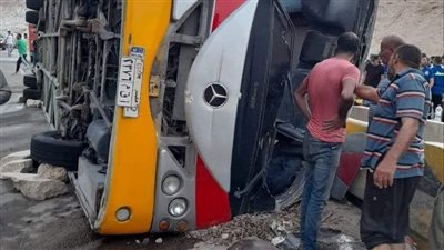 الصحة: 33 مصابا و12 حالة وفاة في حادث انقلاب أتوبيس بطريق العين السخنة