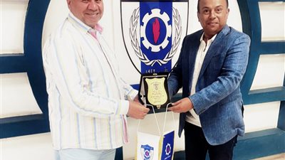 رئيس نادي منتخب السويس  يكرم عضوا  لمساهمته بدعم لاعبيين لقطاع النائشين 