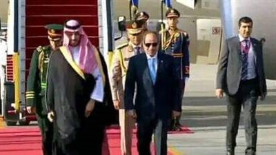 الرئيس السيسي يستقبل ولي العهد السعودي الأمير محمد بن سلمان بمطار القاهرة
