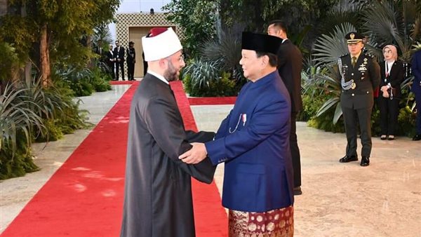 وزير الأوقاف مصافحًا