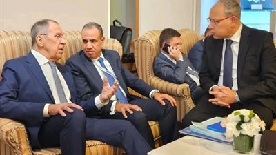 وزير الخارجية يلتقي مع نظيره الروسي على هامش قمة مجموعة بريكس