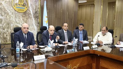 عبدالمعطي يبحث سبل دفع الاستثمار وحل مشاكل المستثمرين وأصحاب المصانع بكفرالشيخ