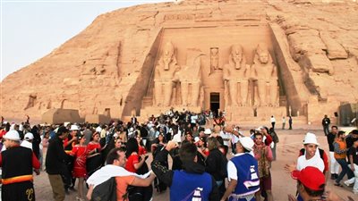 4 ألاف سائح و زائر يشهدون تعامد الشمس على وجه رمسيس الثانى بمدينة أبو سمبل السياحية بأسوان