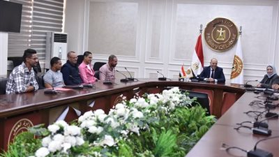وزير العمل يُسلم عقود لشباب للعمل في دولة الإمارات