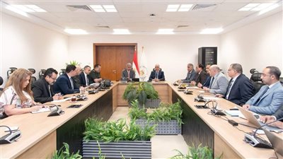 وزير الري يؤكد على مراعاة المعايير الفنية للحفاظ على القطاع المائى للنهر وحماية جسوره 