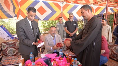 محافظ أسيوط يشهد حصاد محصول الرمان 