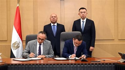 وزير الصناعة والنقل يشهد توقيع اتفاق لإنتاج سيارات كهربائية في مصر