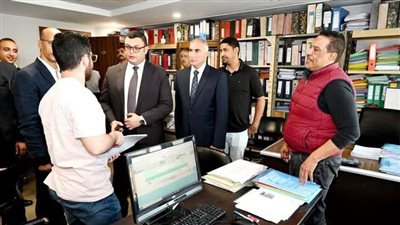 وزير الإسكان يقوم بزيارة مفاجئة لمتابعة سير العمل بجهاز 