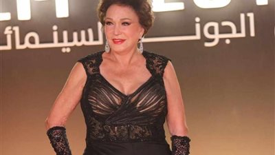 بإطلالة مثيرة.. لبلبة تستعيد عرض 