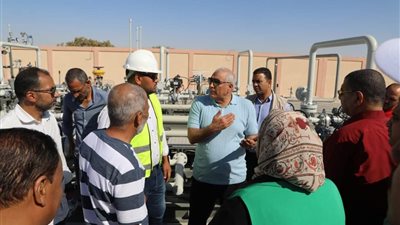 محافظ الوادي الجديد يتفقّد المحطة الدائمة لتخفيض الغاز الطبيعي بمدينة الخارجة
