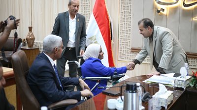 رئيس جامعة جنوب الوادي يستقبل  الطالبة «وفاء أحمد» من ذوي الهمم.. ويهنئها بالقبول ببرنامج الصيدلة بالجامعة الأهلية    