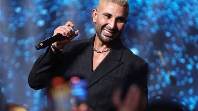 بالصور..تفاعل جماهيري ضخم في الظهور الأول لأحمد سعد بعد جراحة الفك