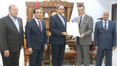 محافظ قنا يكرم الدكتور محمد السيد لانتهاء فترة عمله بالمحافظة ونقله للعمل وكيلا للوزارة بمحافظة سوهاج