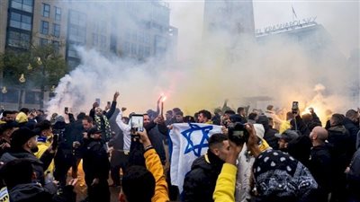  إسرائيليون يمزقون علم فلسطين بهولندا.. وجيش الاحتلال يؤكد على تجنبهم التنقل في الشوارع 
