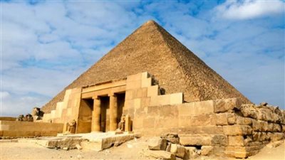  خرق القانون.. مهندس معماري يواجه القضاء بعد تسلق هرم خفرع