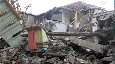 ارتفاع حصيلة ضحايا انهيار مبنى مدرسة داخلية في إندونيسيا إلى 50 قتيلا