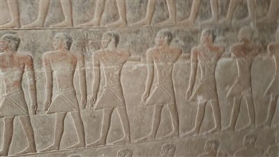 السياحة : ترميم الجدار وإزالة الخطوط وإعادة الجدار كما هو في حالة جيدة من الحفظ