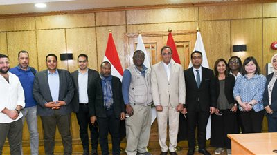 محافظ قنا يستقبل وفد بعثة البنك الدولي بمكتبه خلال تفقدهم تنفيذ عدد من المشروعات