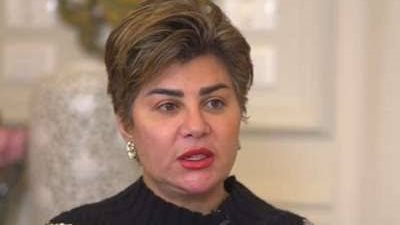مفيدة شيحة تستقبل العزاء في والدتها بحضور نجوم الإعلام