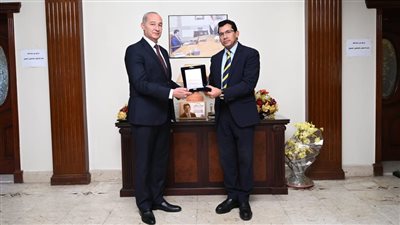 وزير الشباب يكرم وكيل شباب كفر الشيخ عقب زيارته لإفتتاح المنشآت الرياضية بالمحافظة