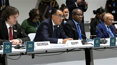 مدبولي يشارك في مائدة مستديرة لتعزيز جهود التخفيف من آثار التغير المناخي