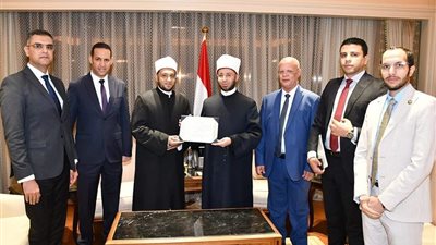 وزير الأوقاف يكرم صاحب الواقعة الشهيرة برد مبلغ ربع مليون جنيه بعد تحويلها لحسابه الشخصي