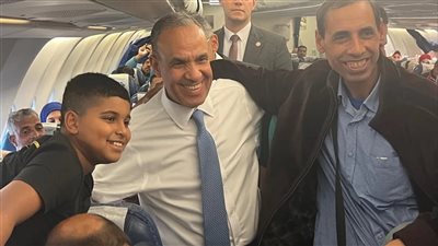 وزير الخارجية يصطحب 294 مواطنًا مصريًا من لبنان إلى أرض الوطن