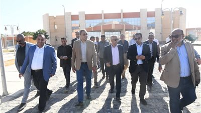 «عبد الحليم» يتفقد عدد من المشروعات الخدمية بمدينة قنا الجديدة